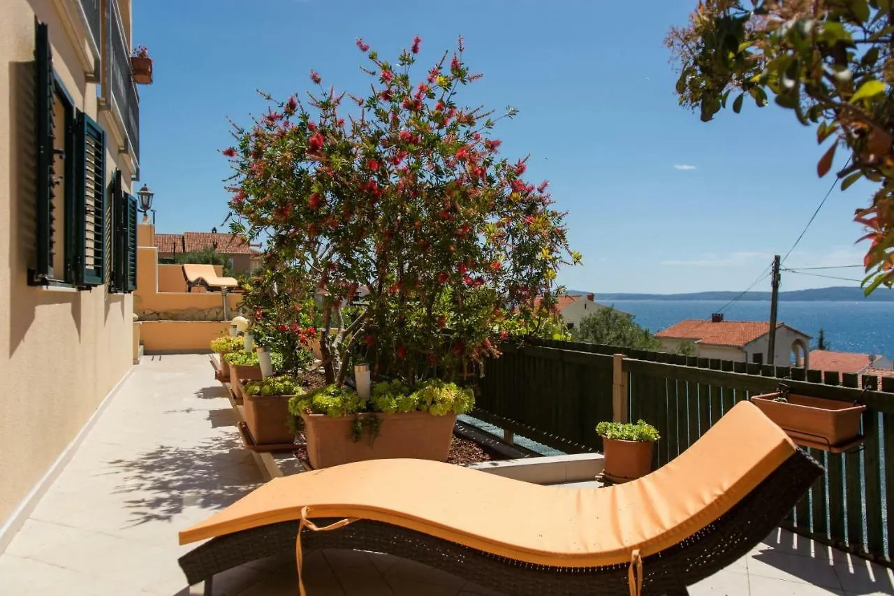 Poolside Apartment House Nina Traù