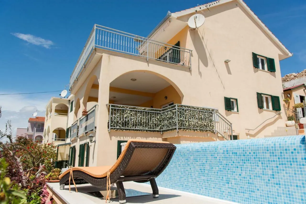 Poolside Apartment House Nina Traù