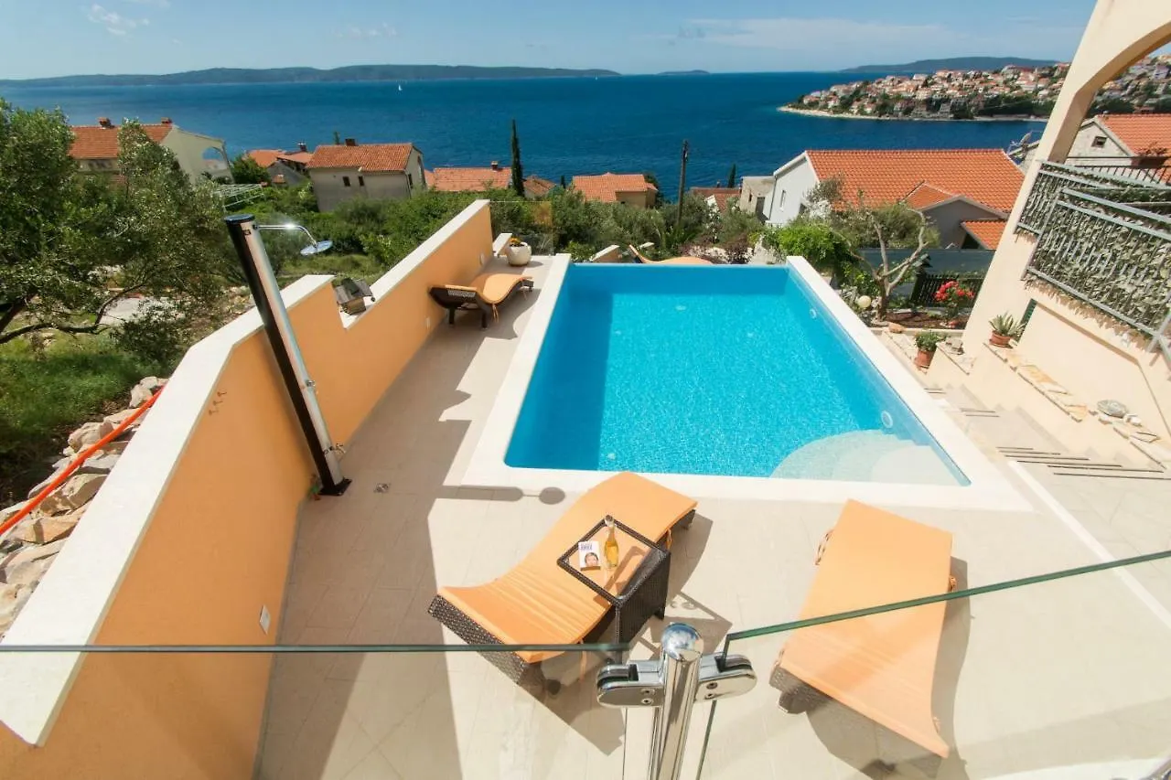 Poolside Apartment House Nina Traù