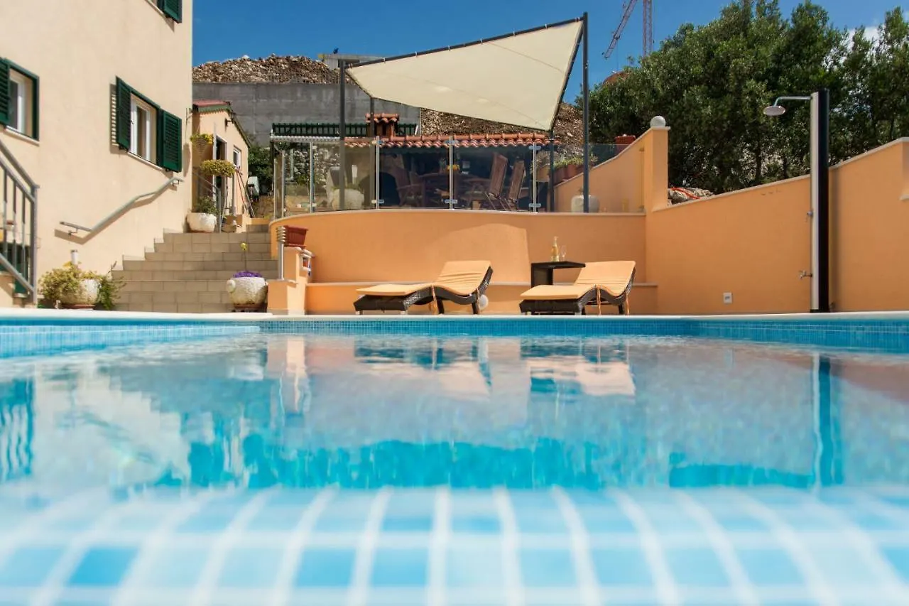 Poolside Apartment House Nina Traù