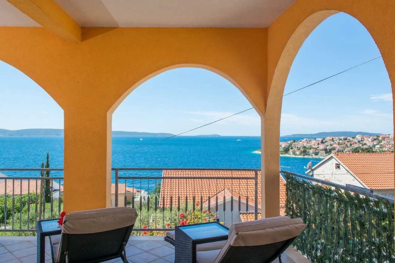 Poolside Apartment House Nina Trogir