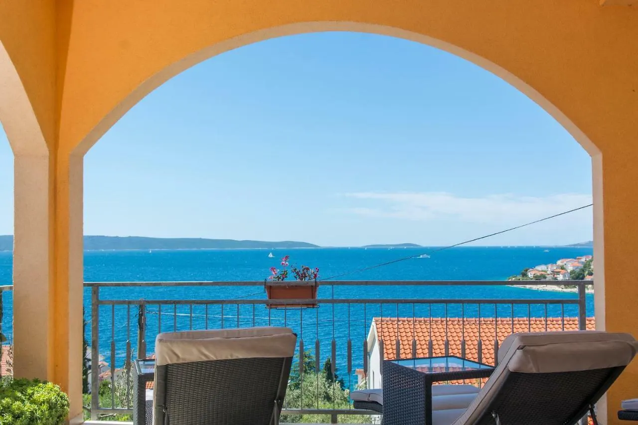 Poolside Apartment House Nina Trogir