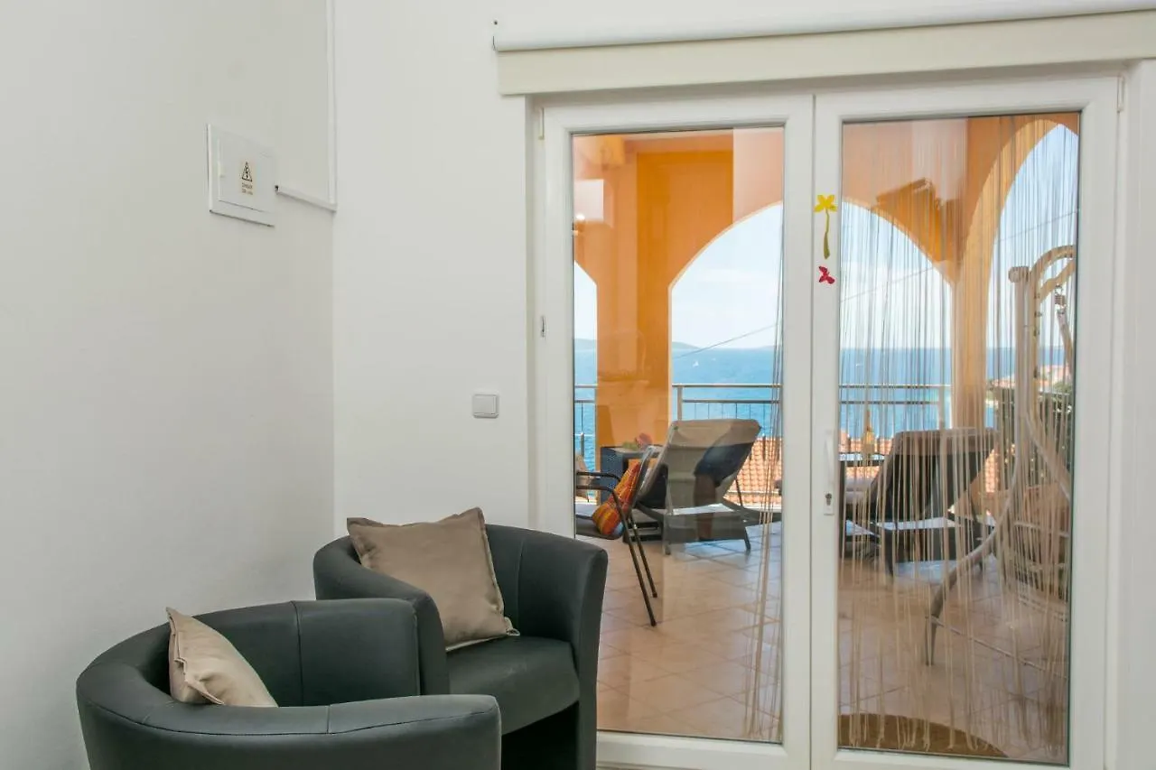 Poolside Apartment House Nina Trogir 0*,