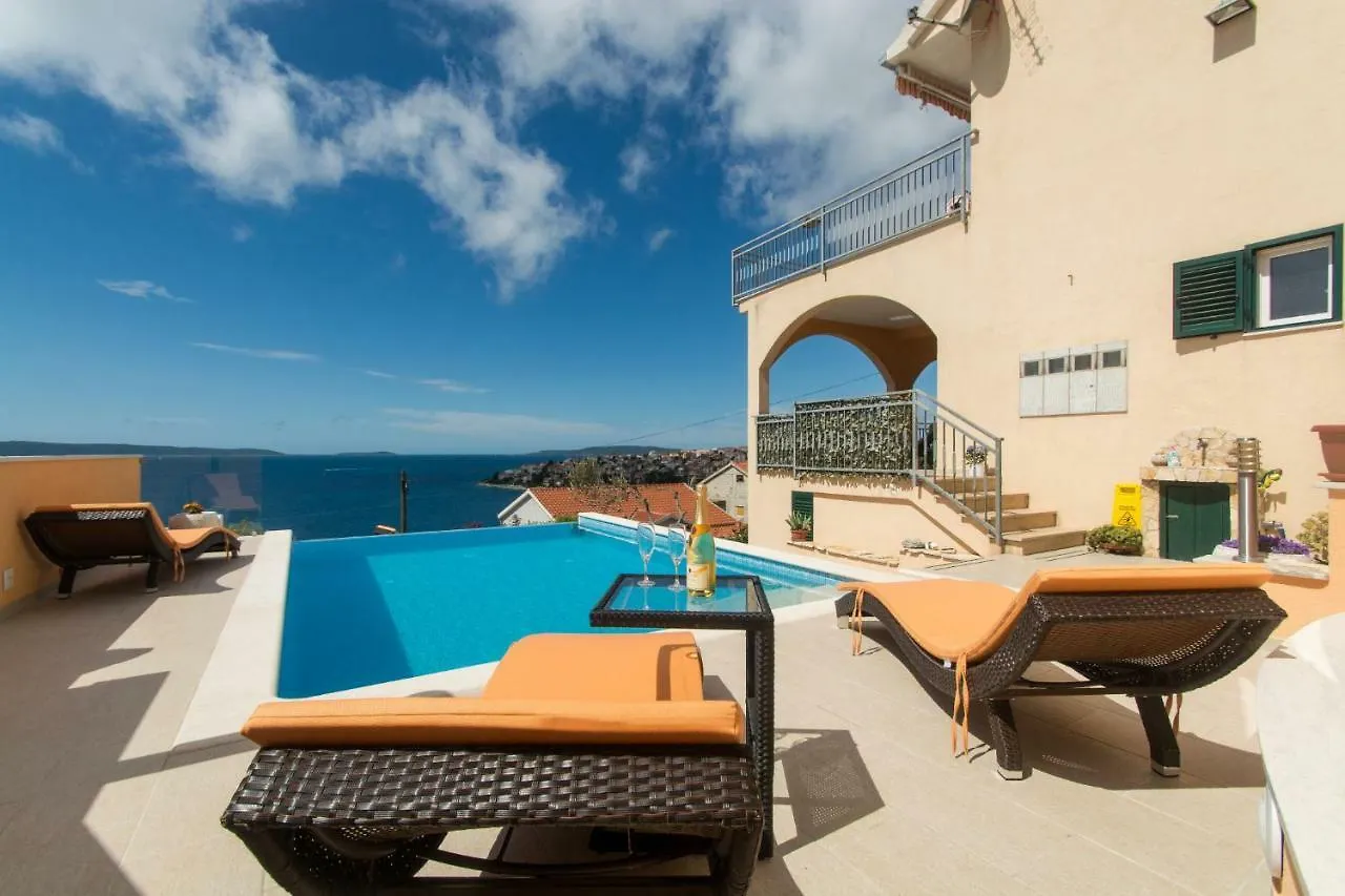 Poolside Apartment House Nina Trogir