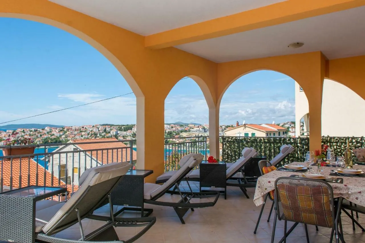 Poolside Apartment House Nina Trogir